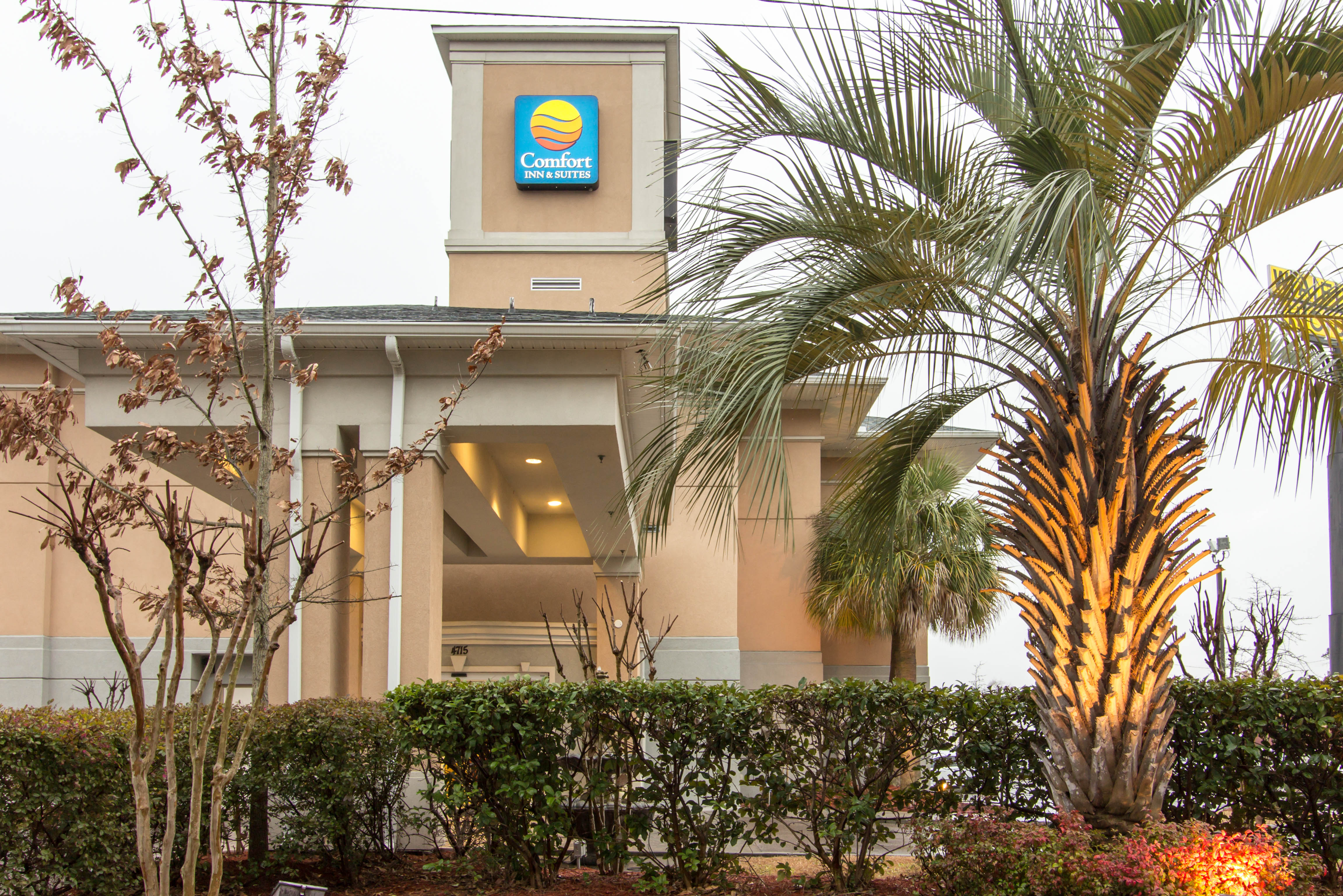 Comfort Inn & Suites Airport & Convention Center <BR> 1 mile away